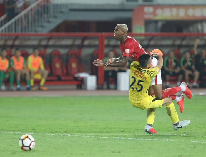 华东球队凭借绝杀球擒敌手，积分榜上升至第三(英超积分完整榜)